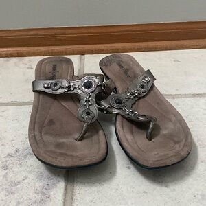 Minnetonka Women's Boca Thong III Pewter Leather Embellished  Sandals